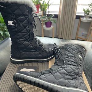 Sorel Gym shoe/winter boot in Size 6.5